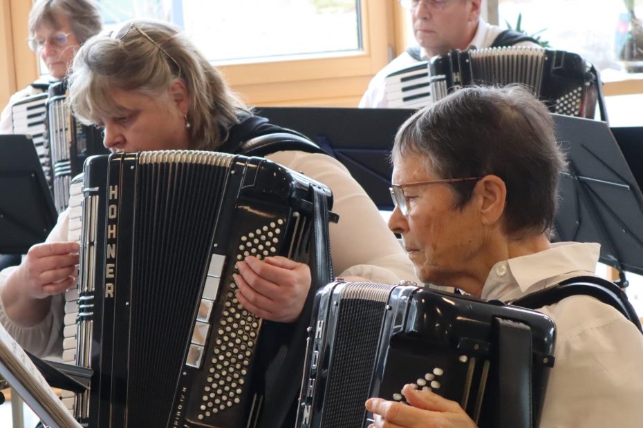 Akkordeonspieler*innen beim Konzert im Haus Wittelsbach
