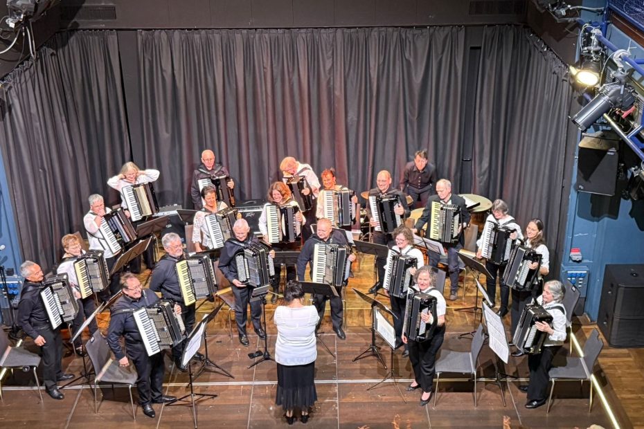 Jubiläumskonzert Foto vom Orchester auf der Bühne